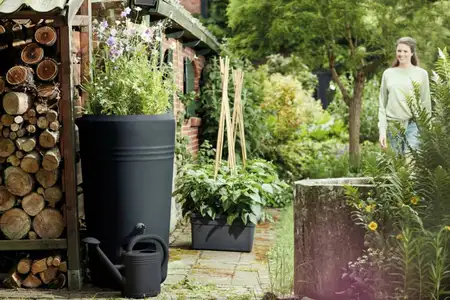 Een watervriendelijke tuin met een regenton