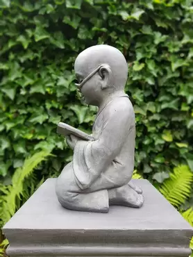 Boeddha shaolin met boek h42cm zijwaarts, Imhof & Stevens, tuincentrumoutlet