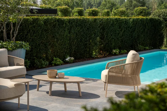 Calma loungebank met Salute koffietafel latte 120 X 65 X 30 cm tafel sfeerbeeld, 4 Seasons Outdoor, tuincentrumoutlet.com