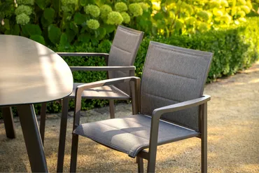 Cortina stacking chair terre sfeerbeeld, 4 Seasons Outdoor, tuincentrumoutlet.com