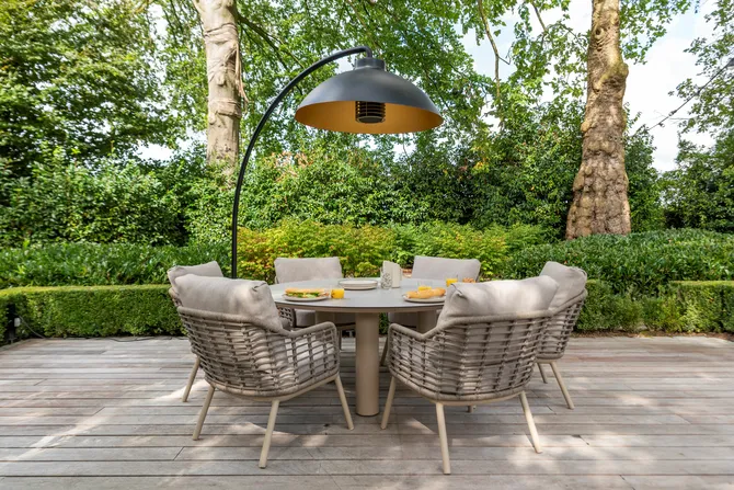 Donato Ø160 cm met 6x Puglia low dining latte sfeerbeeld, 4 Seasons Outdoor, tuincentrumoutlet.com