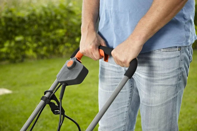 GARDENA Elektrische Grasmaaier PowerMax™ 1100/32 sfeerbeeld 2, GARDENA, Tuincentrum Outlet