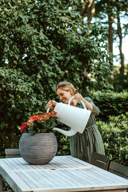 Gieter Lungo 8L Lichtgrijs - Sfeerbeeld, Capi Europe, Tuincentrum Outlet