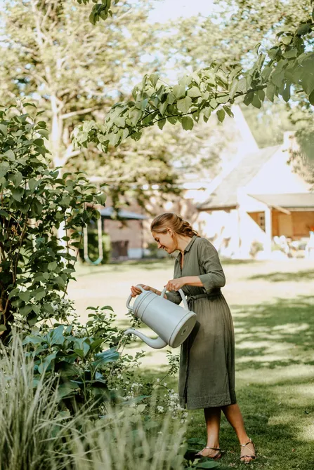 Gieter Lungo 8L Lichtgrijs - Sfeerbeeld 2, Capi Europe, Tuincentrum Outlet