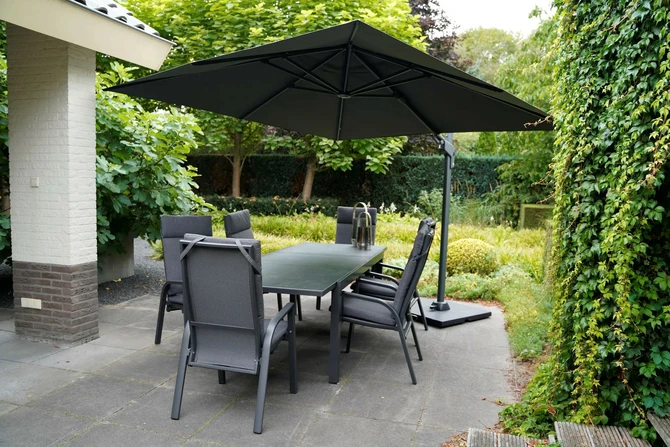 Grote Zweefparasol VirgoFlex Antraciet 3x3m met Kruisvoet en Parasolvoettegels - Sfeerbeeld, Lesli Living, Tuincentrum Outlet