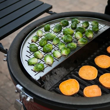 Half Moon SS Cooking Grate (Fish & Veg) - Classic Joe ® sfeer, Kamado Joe, Tuincentrum Outlet