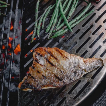 Half Moon SS Cooking Grate (Fish & Veg) - Classic Joe ® sfeer 2, Kamado Joe, Tuincentrum Outlet