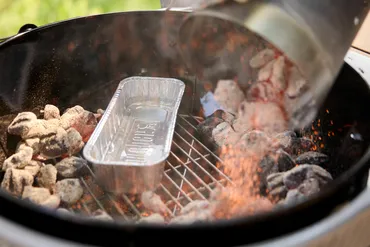 Houtskool bbq performer 57cm sfeerbeeld, Weber, tuincentrumoutlet.com