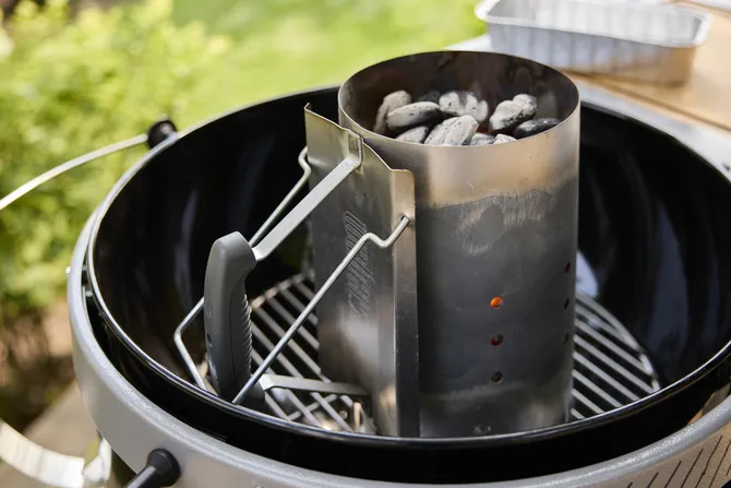 Houtskool bbq performer 57cm sfeerfoto, Weber, tuincentrumoutlet.com