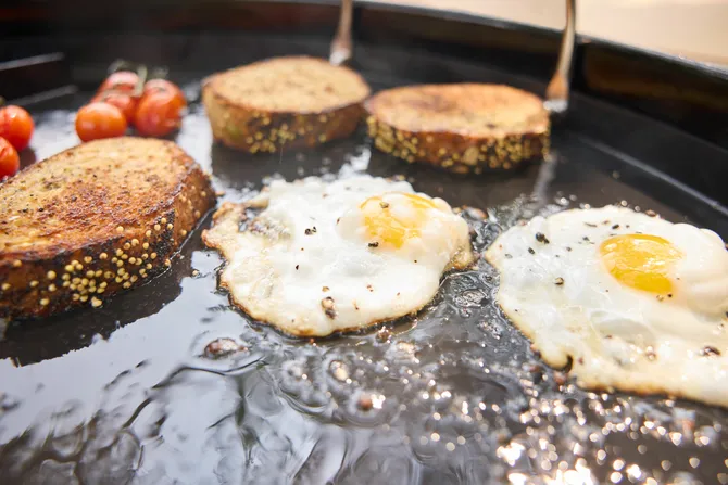 Houtskool bbq performer 57cm sfeerbeeld eten, Weber, tuincentrumoutlet.com