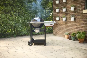 Houtskool bbq performer 57cm sfeer, Weber, tuincentrumoutlet.com