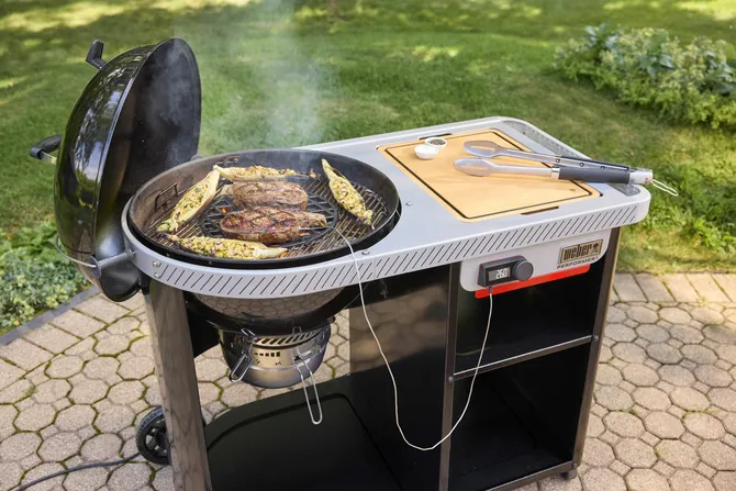 Houtskool bbq performer premium smart 57 sfeer in tuin, Weber, tuincentrumoutlet.com