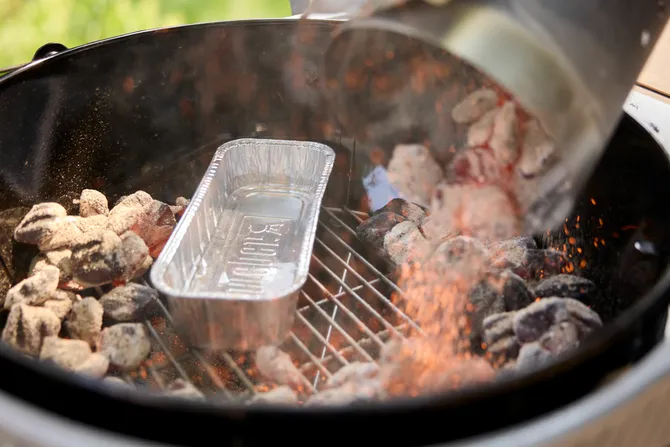 Houtskool bbq performer smart 57cm sfeerfoto, Weber, tuincentrumoutlet.com