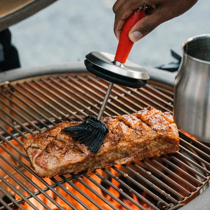 Kamado Joe Basing pot with brush in gebruik, Kamado Joe, tuincentrumoutlet.com