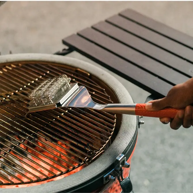Kamado Joe Grill Tools - Grill Cleaning Brush with Scraper in gebruik, Kamado Joe, tuincentrumoutlet.com