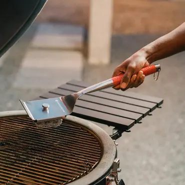 Kamado Joe Grill Tools - Grill Cleaning Brush with Scraper sfeer, Kamado Joe, tuincentrumoutlet.com
