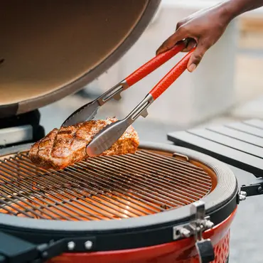 Kamado Joe Grill Tools - Grill Tongs sfeer, Kamado Joe, tuincentrumoutlet.com