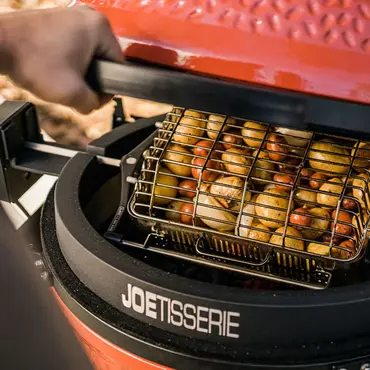 Kamado Joe JoeTisserie Basket Kit sfeerfotos, Kamado Joe, tuincentrumoutlet