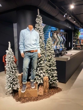 Kunstkerstboom Pencil Pine Snowy 210 cm Hoog Groen Wit Besneeuwd Everlands - afbeelding 4