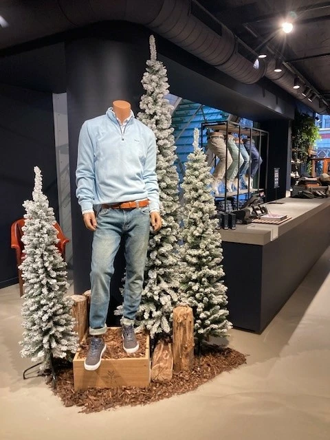 Kunstkerstboom Pencil Pine Snowy 240 cm Hoog Groen Wit Besneeuwd Everlands - afbeelding 4