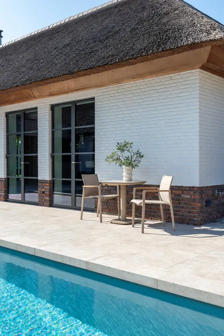 Manolo 75x75x75 cm met 2x Cortina dining stoel latte sfeerbeeld, 4 Seasons Outdoor, tuincentrumoutlet.com