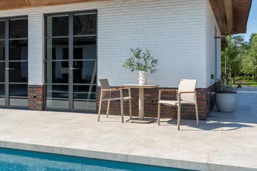 Manolo 75x75x75 cm met 2x Cortina dining stoel latte sfeer, 4 Seasons Outdoor, tuincentrumoutlet.com