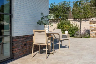 Manolo 75x75x75 cm met 2x Cortina dining stoel latte sfeerfoto, 4 Seasons Outdoor, tuincentrumoutlet.com