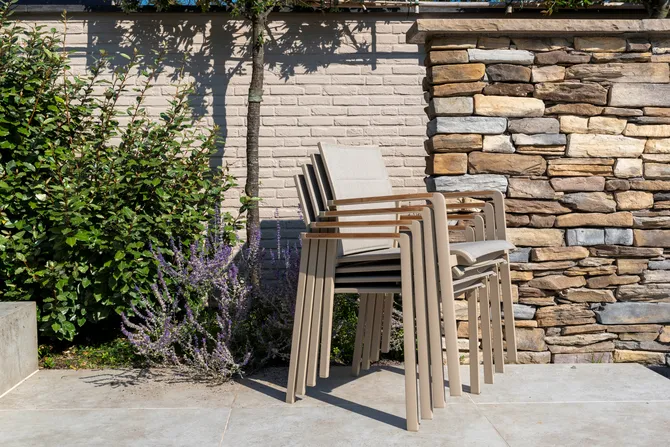 Manolo 75x75x75 cm met 2x Cortina dining stoel latte stapelbaar, 4 Seasons Outdoor, tuincentrumoutlet.com