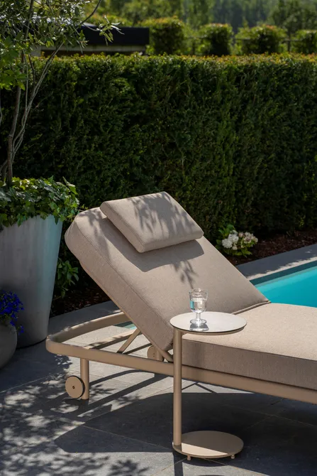 Milano ligbed latte met Vic koffietafeltje details, 4 Seasons Outdoor, tuincentrumoutlet.com