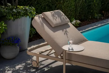 Milano ligbed latte met Vic koffietafeltje detail, 4 Seasons Outdoor, tuincentrumoutlet.com