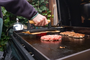 Freestyle 24 inch griddle black LPG sfeer, Napoleon, tuincentrumoutlet