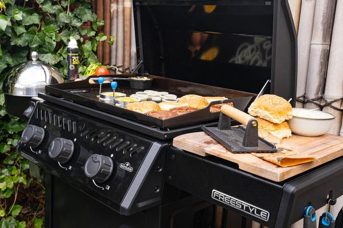 Freestyle 24 inch griddle black LPG sfeerbeeld, Napoleon, tuincentrumoutlet