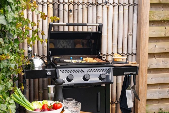 Freestyle 24 inch griddle black LPG sfeerfoto, Napoleon, tuincentrumoutlet