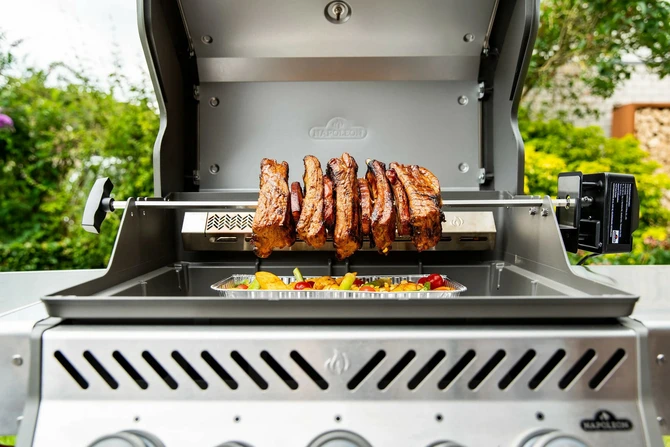 Napoleon Rotisserie Heavy Duty voor Rogue® SE 625 sfeerbeeld, Napoleon, Tuincentrum Outlet