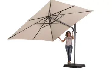 Zweefparasol Monaco flex II sage groen gekanteld, Madison, tuinmeubels