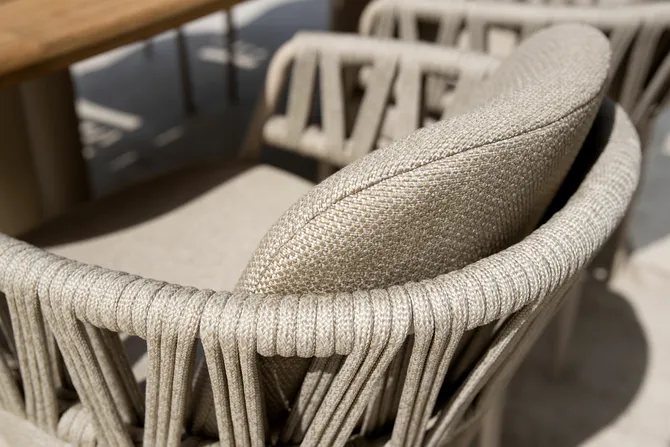 Prado ⌀130cm latte met 4x Calma dining stoel detail stoel, 4 Seasons Outdoor, tuincentrumoutlet.com