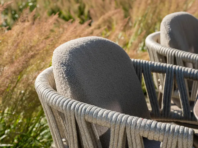 Prado ⌀130cm latte met 4x Calma dining stoel detailfoto stoel, 4 Seasons Outdoor, tuincentrumoutlet.com