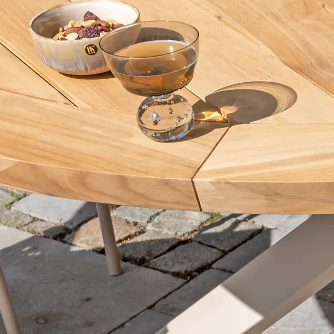 Prado Teaktafel Ø130 cm Latte - Sfeerbeeld, 4 Seasons Outdoor, tuincentrumoutlet