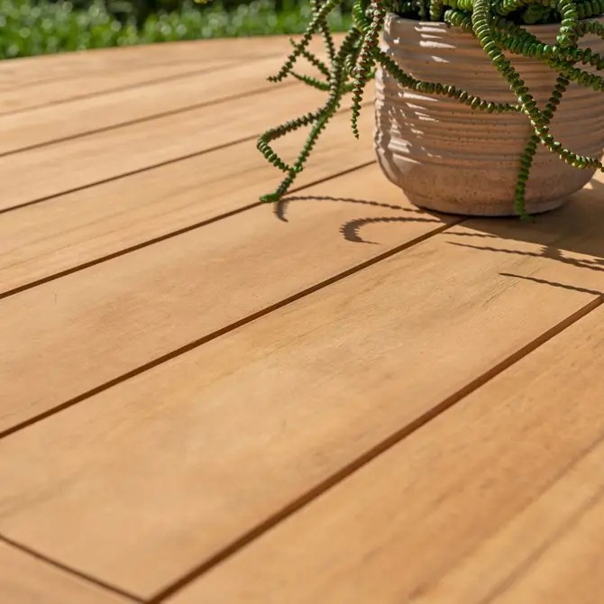 Prado Teaktafel Ø130 cm Latte - Sfeerfoto, 4 Seasons Outdoor, tuincentrumoutlet