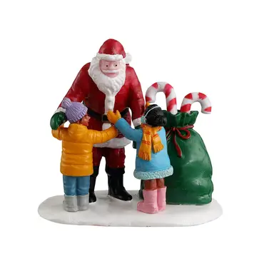 Santa gets a hug, Lemax Europe, tuincentrumoutlet
