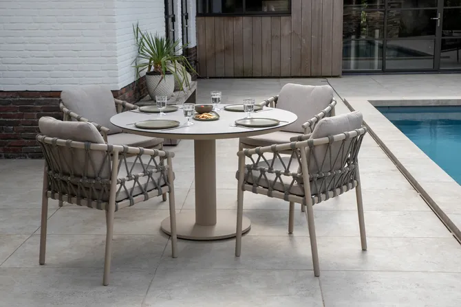 Sarah Ø120 cm met 4x Piacenza dining stoel latte sfeerbeeld, 4 Seasons Outdoor, tuincentrumoutlet.com
