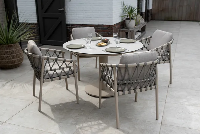Sarah Ø120 cm met 4x Piacenza dining stoel latte sfeer, 4 Seasons Outdoor, tuincentrumoutlet.com