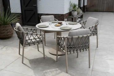 Sarah Ø120 cm met 4x Piacenza dining stoel latte sfeer, 4 Seasons Outdoor, tuincentrumoutlet.com