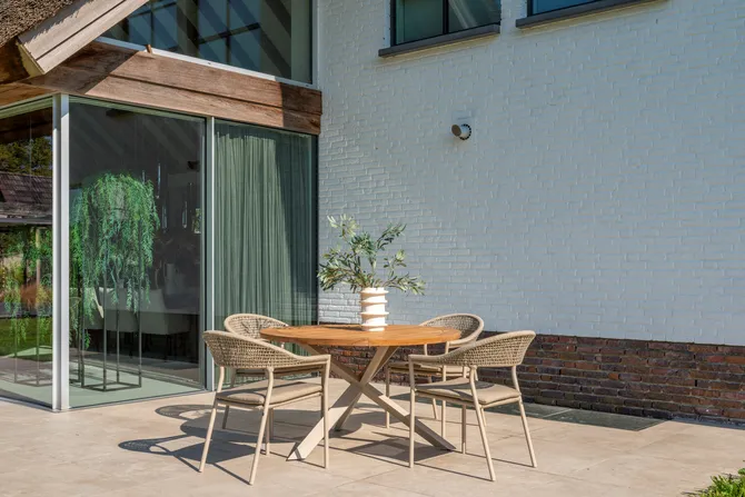 Sienna stacking dining chair latte with cushion stapelbaar sfeer, 4 Seasons Outdoor, tuincentrumoutlet.com