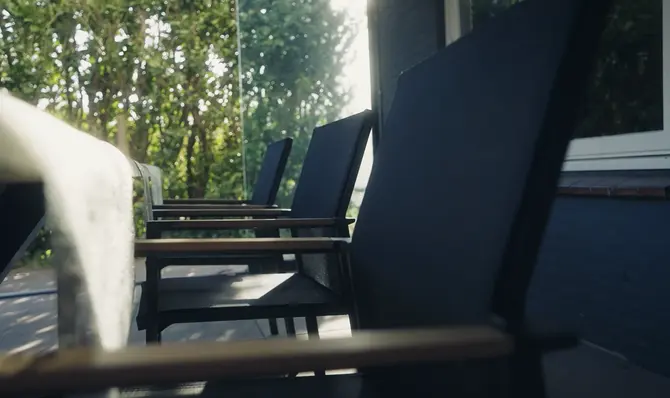 Stapelstoel Delia Zwart teak arm detail, Vita, Tuincentrumoutlet