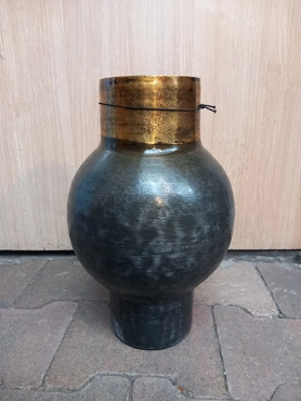 Vaas assana metaal 21x21x33cm zwrt - afbeelding 1