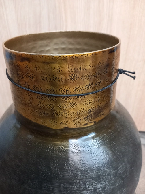 Vaas assana metaal 21x21x33cm zwrt - afbeelding 2