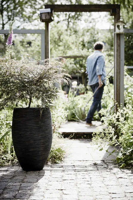 Vaas elegant deluxe Rib NL Ø45 H72 zwart sfeerfoto, Capi Europe, tuincentrumoutlet