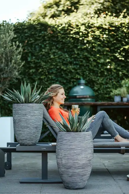 Vase elegant low Rib NL 34x46 anthracite sfeerbeeld, Capi Europe, tuincentrumoutlet