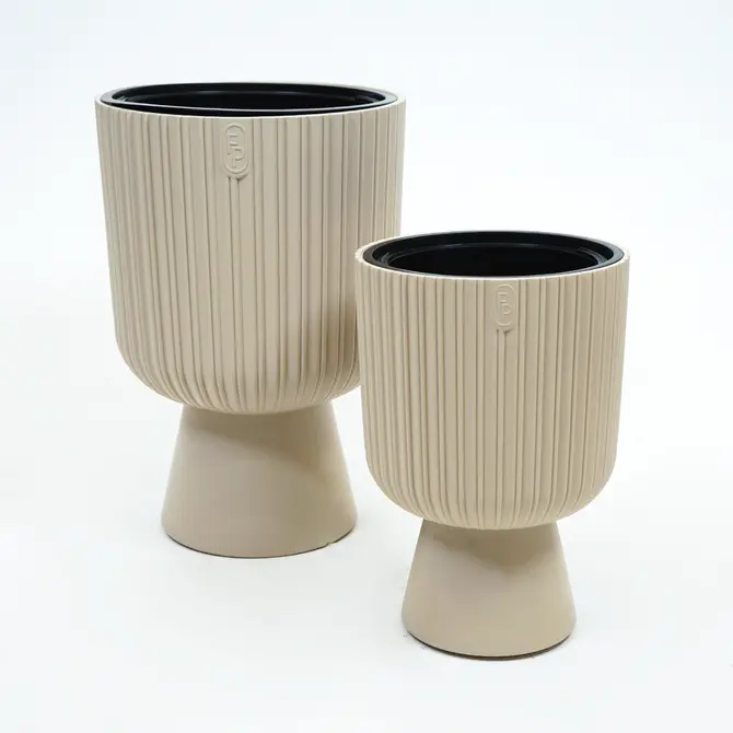 Vita bloempot Mika op voet 30 beige sfeer, Vita, tuincentrumoutlet.com